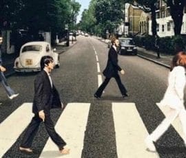 Abbey Road, COVID-19 remix, Brain Magazine - Quatre garçons avec des attestations.