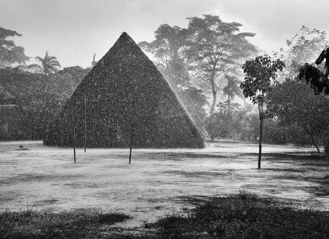 Une pluie intense sur le village de Mati-Këyawaia. Au centre, la hutte de Masempapa. Territoire indigène de la vallée de Javari. Etat d’Amazonas, Brésil, 1998, © Sebastião Salgado