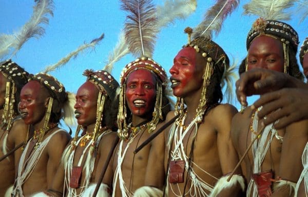 Participants Peuls Wodaabe à la fête de chant et de danse Geerewol, 1997, Niger. © Dan Lundberg, Creative Commons Attribution.