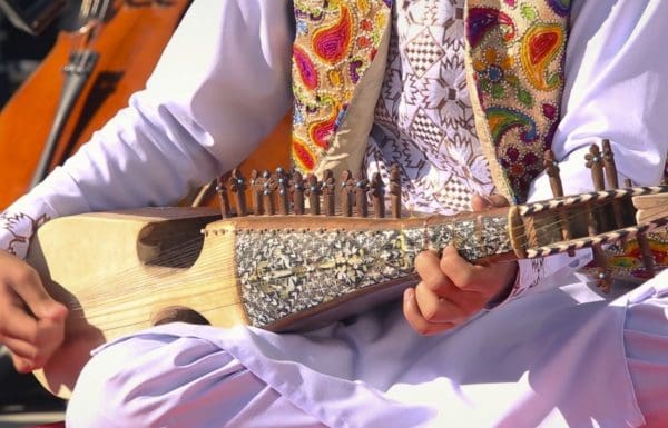 Le rubâb, avec ses jeux de bourdon et de cordes sympathiques, est le symbole de la musique afghane. © Afghanistan National Institute Of Music